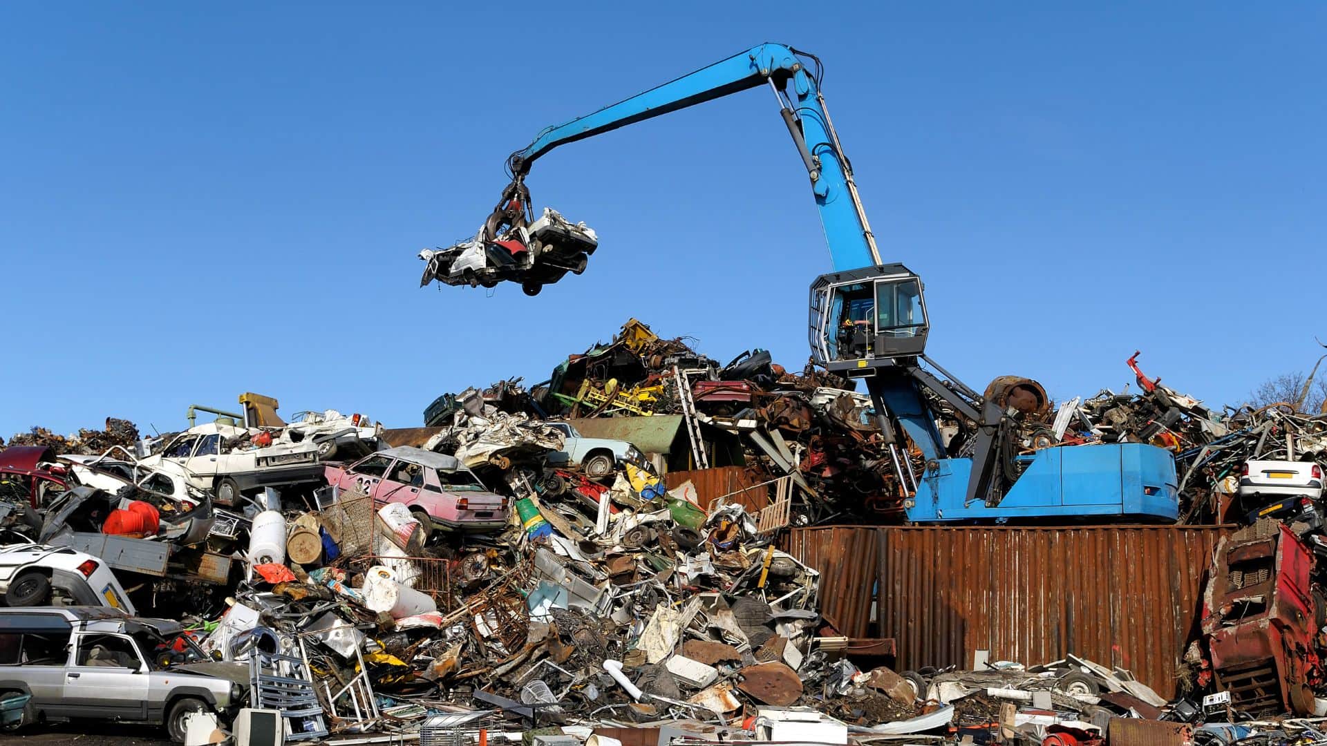 Céder une voiture hors d’usage soulève souvent une vraie question : faut-il la faire détruire dans un centre VHU ou peut-elle encore faire l’objet d’un rachat ? Lorsqu’un véhicule est immobilisé depuis longtemps, en panne, accidentée, sans CT, avec moteur HS, boîte HS ou trop endommagé pour circuler normalement, il peut être considéré comme hors d’usage. Dans certains cas, il devra effectivement être confié à un centre VHU agréé ou à un épaviste habilité pour destruction réglementée. Mais avant cela, il est important de vérifier s’il peut encore être repris ou valorisé. Une voiture destinée à la casse peut parfois conserver une valeur intéressante grâce à ses pièces, sa carrosserie, ses composants mécaniques ou simplement parce qu’elle reste réparable dans certaines conditions. Beaucoup de propriétaires pensent à tort qu’un véhicule non roulant doit automatiquement partir à la casse. En réalité, tout dépend de son état réel, de sa marque, de son modèle, de son kilométrage, de ses dommages et de sa situation administrative. Delivauto propose une solution claire pour céder votre voiture sans vous tromper. Le service de reprise et rachat permet d’évaluer si le véhicule doit partir à la destruction ou s’il peut encore être repris, revendu ou valorisé pour pièces. Cela concerne les voitures roulantes ou non roulantes, accidentées, en panne, endommagées, destinées pour pièces ou proches du statut VHU. Delivauto intervient partout en France, notamment à Paris, Lyon, Marseille, Toulouse, Strasbourg, Lille ou Bordeaux. Grâce à une estimation rapide et à une approche professionnelle, vous évitez de céder trop vite votre voiture à la casse si elle peut encore avoir une utilité ou une valeur. Cela permet de prendre la bonne décision, sans perdre de temps ni d’argent.