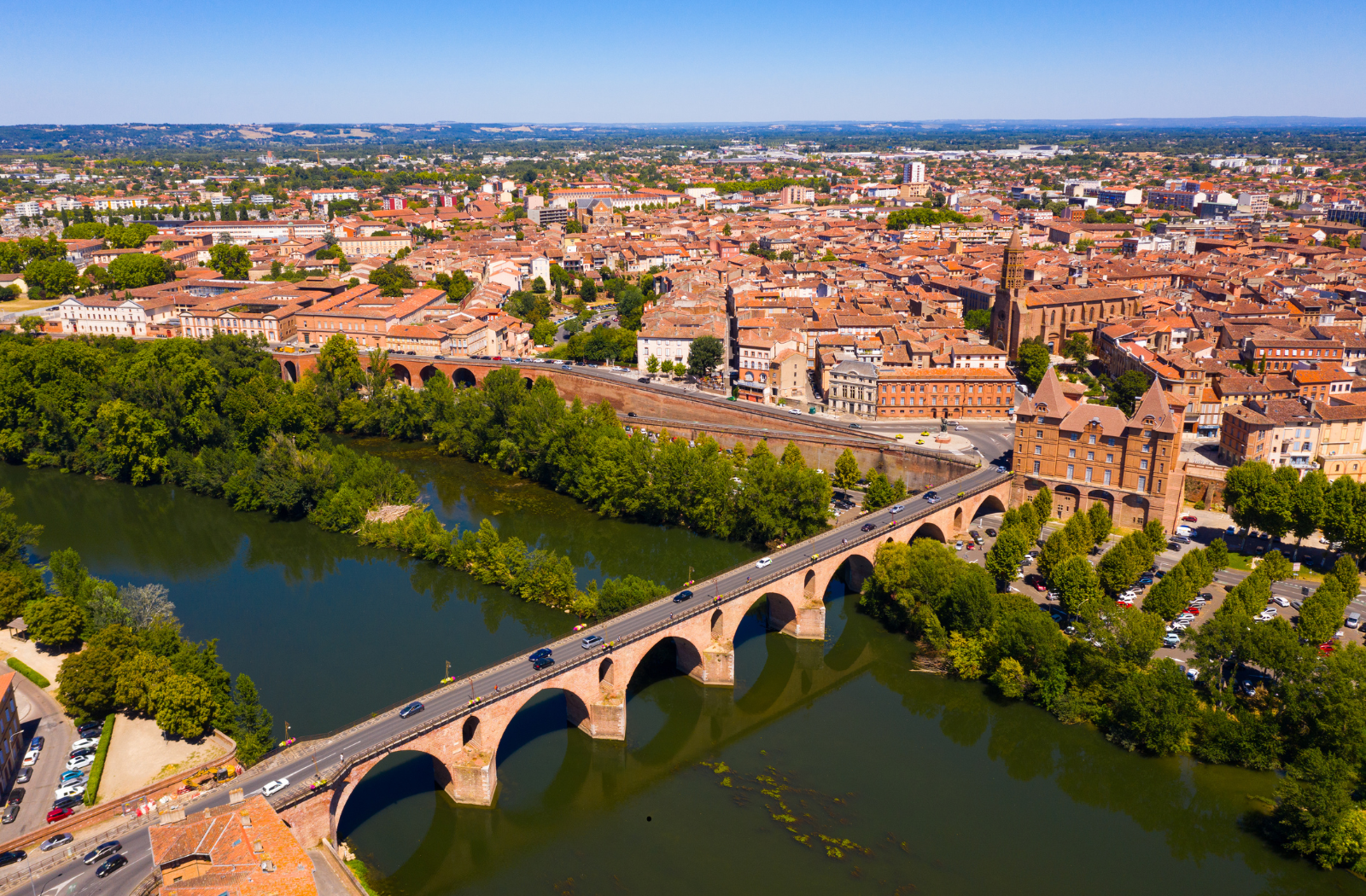 La reprise de voitures d’occasion à Montauban n’a jamais été aussi simple grâce à Delivauto. Que votre véhicule soit avec ou sans contrôle technique, en panne, moteur HS, accidenté, non roulant ou même destiné à la casse ou pour pièces, notre équipe s’occupe de tout, sans que vous ayez à vous déplacer.Présent à Montauban et sur l’ensemble du Tarn-et-Garonne, Delivauto accompagne depuis plus de 10 ans les particuliers souhaitant vendre leur voiture rapidement, en toute sécurité et au juste prix, sans perdre de temps avec des annonces ou des visites inutiles. Contrairement à un garage classique, un concessionnaire ou une casse auto locale, Delivauto rachète votre véhicule en l’état, sans obligation de réparation ni passage au contrôle technique. Notre service est pensé pour vous faciliter la vie : vous remplissez un formulaire en ligne en 2 minutes, vous recevez une estimation gratuite et sans engagement, puis nous convenons d’un rendez-vous rapide à Montauban ou à domicile. Même si votre voiture ne démarre plus, qu’un voyant moteur est allumé ou que la carrosserie est endommagée, nous avons une solution. Leader dans le rachat de véhicules en panne en Occitanie, Delivauto se distingue par son expertise, sa transparence et son paiement rapide, souvent sous 24 heures. Pas de mauvaises surprises, pas de négociation interminable : vous vendez votre voiture sereinement, et nous nous chargeons des démarches administratives. À Montauban, vendre sa voiture devient enfin une formalité.