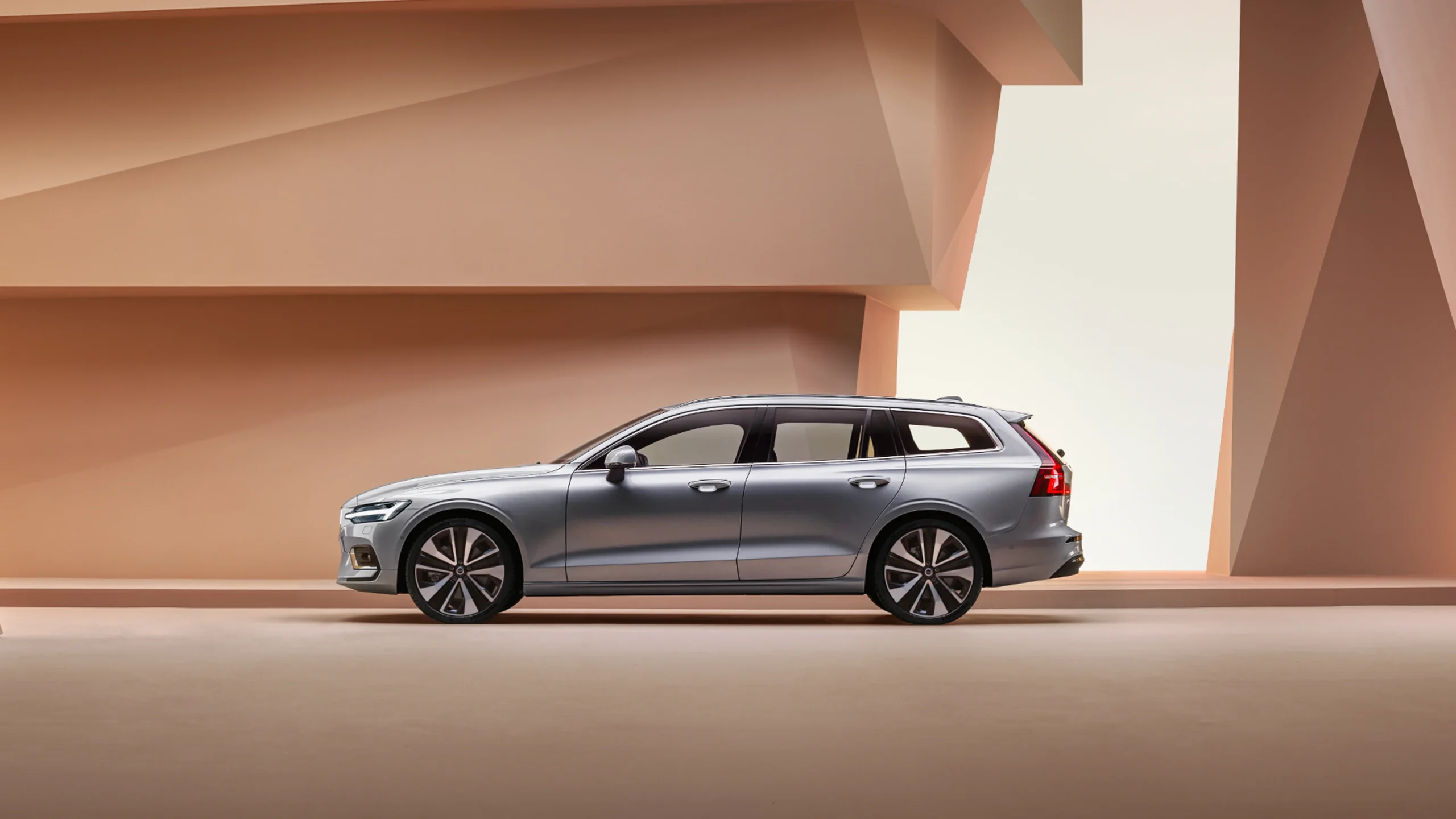Le rachat Volvo V60 devient une question centrale lorsque le véhicule est en panne, accidenté ou immobilisé. Même si la Volvo V60 bénéficie d’une excellente réputation en matière de fiabilité et de sécurité, aucun véhicule n’est à l’abri d’un sinistre ou d’une panne majeure. Une Volvo V60 d’occasion peut ainsi devenir non roulante, subir un moteur HS, une défaillance de transmission ou, sur les versions hybrides rechargeables, une batterie HS. Dans ces situations, la revente classique devient difficile, voire impossible. Delivauto propose alors une solution claire de rachat et de reprise de Volvo V60 d’occasion, adaptée aux situations complexes. Delivauto rachète les Volvo V60 accidentées, en panne ou immobilisées au garage, qu’elles soient destinées à la revente, pour pièces, à la casse ou classées VHU selon leur état réel. Ce service constitue une alternative efficace aux garages et concessionnaires, souvent réticents à reprendre des véhicules endommagés, ainsi qu’aux épavistes et casses automobiles dont les offres peuvent être peu avantageuses. Delivauto intègre également les paramètres liés au bonus écologique, au malus et à la prime à la conversion afin de sécuriser la vente lorsque ces dispositifs entrent en jeu. Présent à Paris, Nice, Marseille, Lyon, Bordeaux, Lille, Strasbourg, Toulouse, Delivauto permet de vendre une Volvo V60 d’occasion rapidement, même lorsque le véhicule est en panne ou accidenté. Le rachat Volvo V60 devient ainsi une solution rationnelle, sans blocage ni démarches inutiles.
