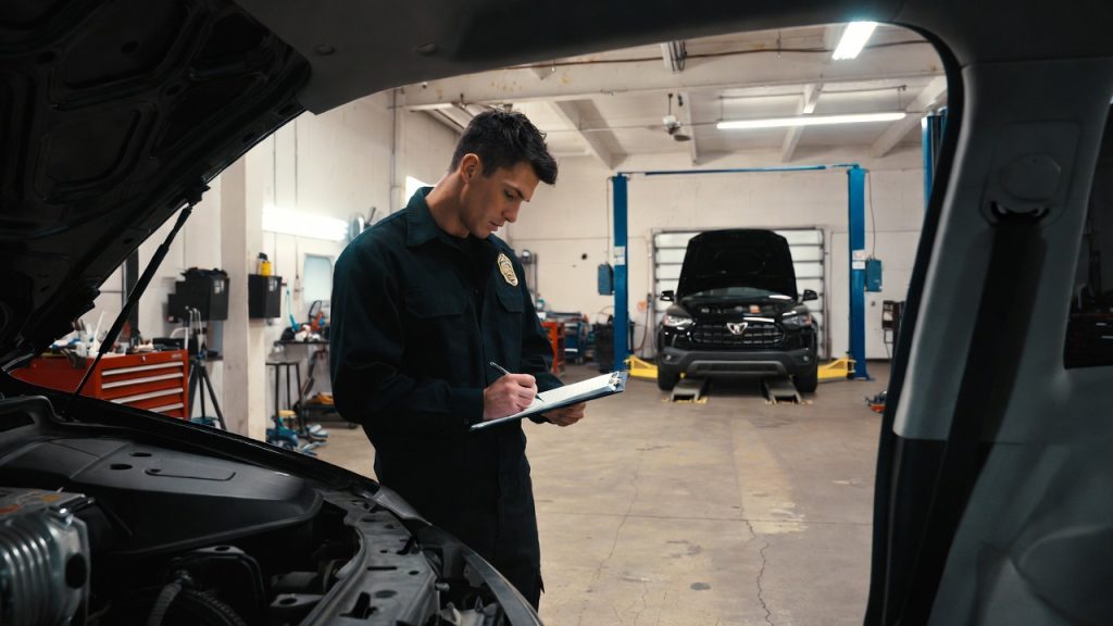 Reprise voiture à Paris pour tout véhicule d’occasion devenu difficile à conserver dans la Ville de Paris. Entre les contraintes de stationnement en voirie, les tarifs variables selon les arrondissements et le risque de FPS en cas de non-paiement ou dépassement, garder une voiture immobilisée peut rapidement coûter cher. Lorsqu’un véhicule est en panne, accidentée, non roulante, avec moteur HS ou boîte HS, la situation devient encore plus contraignante. Beaucoup de propriétaires laissent leur voiture stationnée près des quais de Seine, dans le 11e, 15e, 18e ou 20e arrondissement, en attendant une réparation qui n’arrive pas. Pendant ce temps, les frais de stationnement et les FPS s’accumulent. Delivauto propose la reprise voiture d’occasion à Paris avec ou sans CT, même si le contrôle technique n’est plus valide. Le service concerne les véhicules roulants comme non roulants, accidentés, immobilisés, destinés pour pièces ou orientés VHU selon l’état réel. Toutes marques et tous modèles sont concernés : citadines, SUV, berlines, utilitaires, hybrides ou électriques. L’intervention est possible dans tout Paris 75 ainsi que dans les villes alentours comme Boulogne-Billancourt, Neuilly-sur-Seine, Levallois-Perret, Clichy, Saint-Ouen, Saint-Denis, Aubervilliers, Pantin, Montreuil, Vincennes, Charenton-le-Pont, Ivry-sur-Seine, Issy-les-Moulineaux, Montrouge, Nanterre ou Courbevoie. Reprise, rachat, estimation rapide et enlèvement sans déplacement permettent d’éviter les contraintes liées au stationnement parisien et de vendre une voiture d’occasion en panne ou accidentée sans stress.