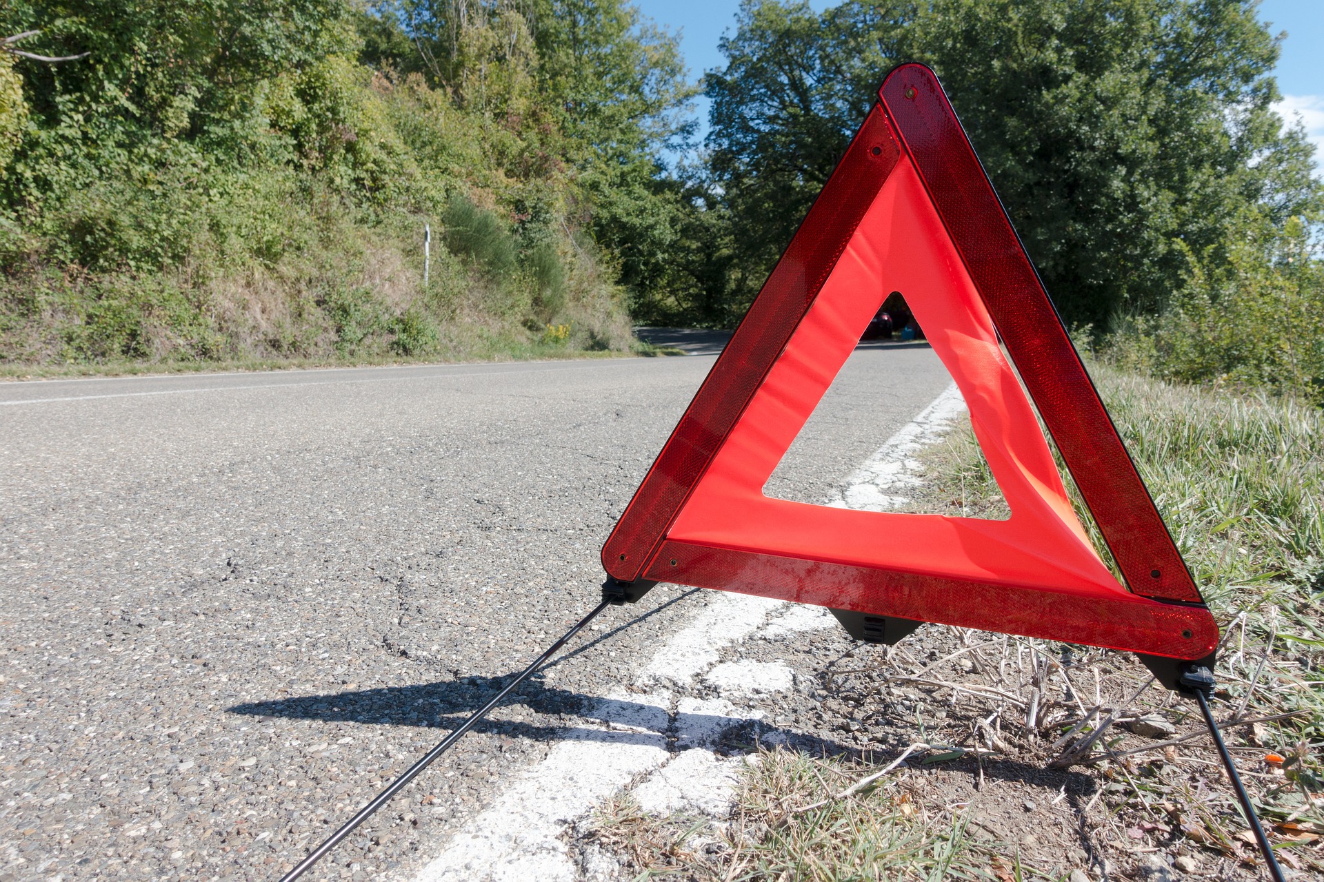 Que faire en cas de panne voiture ? Comment réagir en cas de panne moteur ? Quelle est la solution en cas de panne mécanique, crevaison, batterie à plat, bruit moteur ? Que faire en cas de panne d'essence sur autoroute ? Allumer ses feux de detresse ou warning, installer un triangle de signalisation et porter un gilet jaune sont la base de la sécurité d'un automobiliste en cas de pannne . Contacter son assistance dépannage vous évitera de perdre du temps . Souscrire à la garantie d'assistance est le meilleur moyen d'être prise en charge par un dépanneur et mieux vaut prendre la garantie zero km pour être tranquille. C'est quoi la franchise kilométrique ? Le contrat d'assurance auto doit être lu dans les moindres détails pour vous éviter la galère en cas de panne près de chez vous, sur autoroute ou en vacances. Le pneu crevé, comment changer sa roue ? la batterie HS la changer ou la recharger ? comment faire ? telles sont les questions qui viennent à l'esprit lorsque survient une panne de ce type. En cas d'incenvie moteur ou incendie voiture comment réagir, qui appeler ? quoi faire ? Comment faire raprier sa voiture ? quelle est le prix du dépannage sur route et autoroute ? Y-a-t-il des frais supplémentaires ? Delivauto numéro 1 du rachat et de reprise de voiture en panne, moteur HS, avec ou sans CT, accidentée ou pour pièces sur toute la France a spécialement élaboré un guide de la panne, vous informe sur les règles à suivre en cas de panne, vous donne également des conseils et vous indique la marche à suivre sur des véhicules HS non roulants. Délivrez-vous !