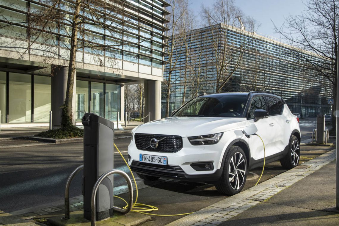 Les modèles Volvo hybrides occupent aujourd’hui une place centrale dans la stratégie de la marque suédoise, combinant motorisation thermique et électrique pour offrir un compromis entre performance, sobriété et réduction des émissions. La gamme Volvo hybride comprend de nombreux modèles comme les XC40, XC60, XC90 hybrides rechargeables, mais aussi les S60, S90, V60 et V90 hybrides. Ces véhicules sont appréciés pour leur confort, leur sécurité et leurs technologies avancées, mais comme toute voiture d’occasion, une Volvo hybride peut rencontrer des situations rendant sa revente plus complexe avec le temps. Une panne mécanique, un accident, une immobilisation prolongée au garage ou des coûts d’entretien devenus élevés peuvent pousser un propriétaire à envisager la vente. Sur les modèles hybrides, des problématiques spécifiques peuvent apparaître, comme une batterie hybride HS, un défaut du système de recharge, une gestion électronique défaillante ou une baisse d’autonomie électrique. Dans ce contexte, Delivauto intervient comme spécialiste de la reprise et du rachat de Volvo hybride d’occasion. Le service de reprise Volvo hybride s’adresse aux particuliers et aux professionnels souhaitant vendre, revendre ou faire reprendre leur véhicule sans passer par un garage ou un concessionnaire, souvent très stricts sur l’état des systèmes hybrides. Delivauto reprend les Volvo hybrides encore roulantes comme celles devenues non roulantes, accidentées ou immobilisées, qu’elles soient destinées à la revente, pour pièces, à la casse ou classées VHU selon leur état réel. Cette approche permet d’éviter les solutions radicales proposées par certains épavistes ou casses automobiles, tout en bénéficiant d’une estimation cohérente avec la réalité du marché de l’hybride. Les paramètres réglementaires sont intégrés, notamment les notions de bonus écologique, de malus et de prime à la conversion lorsqu’elles s’appliquent. Delivauto intervient à Paris, Nice, Marseille, Lyon, Bordeaux, Lille, Strasbourg, Toulouse et partout en France. Reprise Volvo hybride récente ou véhicule en fin de cycle, Delivauto propose une solution claire, rapide et adaptée.