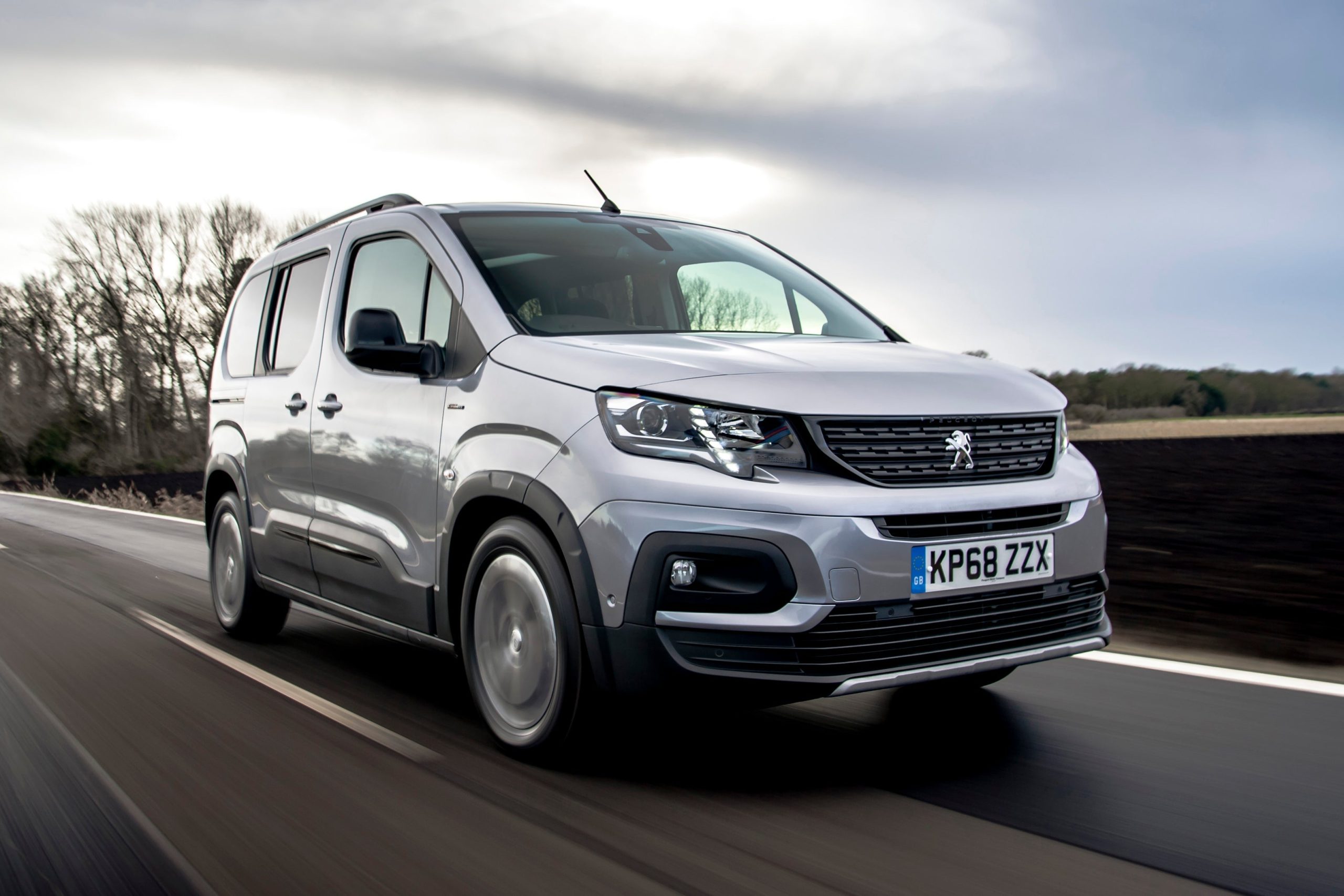 Rachat Peugeot Rifter avec Delivauto, spécialiste de la reprise, de la vente et de la revente de Peugeot Rifter d’occasion partout en France. Delivauto rachète et reprend tous les Peugeot Rifter, toutes versions et générations confondues, qu’il s’agisse d’un ludospace familial, d’un véhicule professionnel ou d’une voiture d’occasion polyvalente, en panne, moteur HS, accidentée, non roulante, immobilisée, destinée pour pièces, à la casse ou classée VHU. Reprise possible avec ou sans contrôle technique, sans CT valide, sans obligation de réparation préalable. Tous types de Peugeot Rifter sont acceptés : versions diesel ou essence, modèles électriques, véhicules particuliers ou utilitaires dérivés, Rifter courts ou longs, 5 ou 7 places. Delivauto assure également le rachat d’autres marques comme Renault, Citroën, Volkswagen, Audi, BMW, Mercedes, Ford, Toyota et Nissan. Présence nationale avec intervention rapide à Paris, Nice, Marseille, Lyon, Strasbourg, Lille, Bordeaux, Toulouse et partout en France. Alternative plus simple, plus rapide et plus avantageuse qu’un garage, un concessionnaire ou un épaviste. Estimez votre Peugeot Rifter, vendez votre voiture, découvrez qui rachète et qui reprend votre Peugeot Rifter et faites reprendre votre véhicule en 1h avec Delivauto.