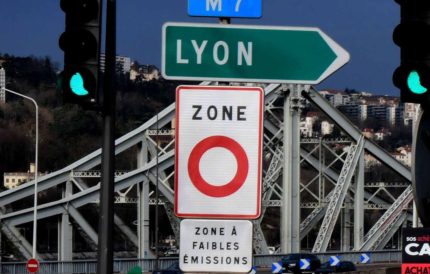 Rachat voiture à Lyon pour toute situation : véhicule d’occasion en panne, accidentée, moteur HS, boîte HS, non roulante, destiné pour pièces ou orienté VHU selon son état réel. Dans une métropole comme Lyon, où la ZFE impose des restrictions progressives sur les véhicules Crit’Air les plus anciens, conserver une voiture peu utilisée peut rapidement devenir un poids financier. Les limitations de circulation dans certains secteurs de la Ville de Lyon rendent la revente classique plus complexe pour les modèles anciens. Delivauto propose la reprise voiture d’occasion à Lyon avec ou sans contrôle technique, sans déplacement. Toutes marques et modèles sont acceptés, citadines, SUV, berlines, utilitaires, hybrides et électriques. Le service intervient dans Lyon 69 ainsi que dans les communes de la Métropole : Villeurbanne, Vénissieux, Bron, Saint-Priest, Vaulx-en-Velin, Caluire-et-Cuire, Écully, Oullins, Tassin-la-Demi-Lune, Décines-Charpieu. Reprise, estimation, rachat et enlèvement simplifié permettent de vendre rapidement une voiture d’occasion malgré les restrictions liées à la ZFE Lyon.