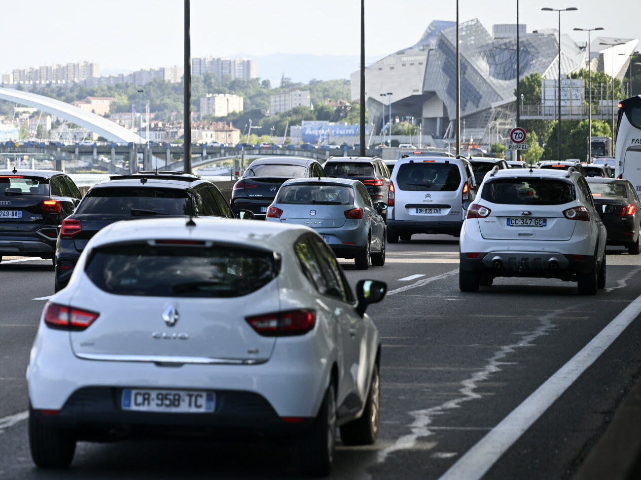 Vendez votre voiture à Lyon grâce à un service de reprise voiture adapté aux automobilistes du Grand Lyon. Dans la Métropole de Lyon, de nombreux propriétaires cherchent à vendre leur voiture d’occasion lorsque le véhicule devient trop coûteux à entretenir. Une voiture en panne, accidentée, non roulante, avec moteur HS ou boîte HS peut perdre rapidement de la valeur sur le marché de l’occasion. Dans certains cas, les réparations nécessaires dépassent largement la valeur du véhicule. Delivauto propose la reprise voiture à Lyon afin de simplifier la vente. Le rachat est possible avec ou sans contrôle technique et concerne les véhicules destinés pour pièces ou orientés VHU selon leur état réel. Toutes marques et tous modèles peuvent être concernés, y compris les voitures fortement kilométrées ou les véhicules présentant des défauts mécaniques importants. Delivauto reprend aussi bien une citadine qu’un SUV, une berline, un utilitaire ou un véhicule hybride ou électrique. L’intervention couvre Lyon et les communes de la Métropole lyonnaise comme Villeurbanne, Bron, Vénissieux, Saint-Priest, Vaulx-en-Velin, Caluire-et-Cuire, Oullins, Écully et Tassin-la-Demi-Lune. Grâce au service Delivauto, vendre votre voiture à Lyon devient une démarche rapide et sécurisée. La reprise permet de se libérer d’un véhicule devenu encombrant sans passer par des démarches compliquées.