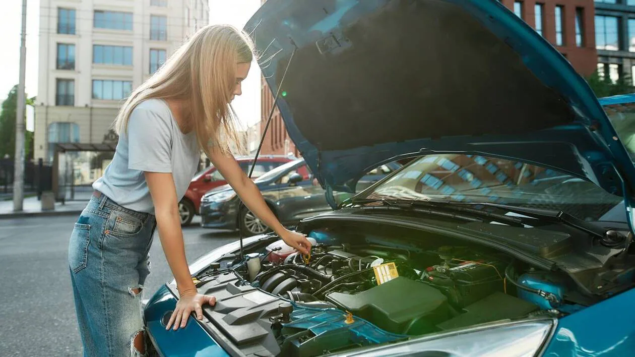 Solution voiture en panne : faut-il réparer, vendre ou faire reprendre son véhicule ? Lorsqu’une voiture tombe en panne, plusieurs options s’offrent au propriétaire. La réparation est souvent la première idée, mais elle peut être coûteuse, notamment en cas de moteur HS, boîte HS, panne électronique ou problème mécanique important. Pour un véhicule ancien ou fortement kilométré, les frais peuvent dépasser la valeur réelle du véhicule. La vente entre particuliers via des sites comme Leboncoin, La Centrale ou ParuVendu est une autre solution, mais elle demande du temps et peut être compliquée si la voiture est non roulante, accidentée ou sans contrôle technique. Les acheteurs sont souvent méfiants face à un véhicule en panne. Les garages et concessionnaires peuvent proposer une reprise, mais généralement à un prix inférieur au marché. Les épavistes ou centres VHU récupèrent les véhicules destinés à la destruction, mais cette solution ne permet pas toujours de valoriser correctement le véhicule. Delivauto propose une solution adaptée avec la reprise voiture en panne. Le service permet de vendre un véhicule HS, accidentée, immobilisée ou destiné pour pièces, avec ou sans CT. Toutes catégories de véhicules sont concernées : citadines, SUV, berlines, utilitaires, hybrides ou électriques. Delivauto intervient partout en France, notamment à Paris, Lyon, Marseille, Toulouse ou Bordeaux. Le processus est simple : estimation, proposition de rachat et enlèvement du véhicule. Cette solution permet d’éviter les démarches longues et les réparations coûteuses.