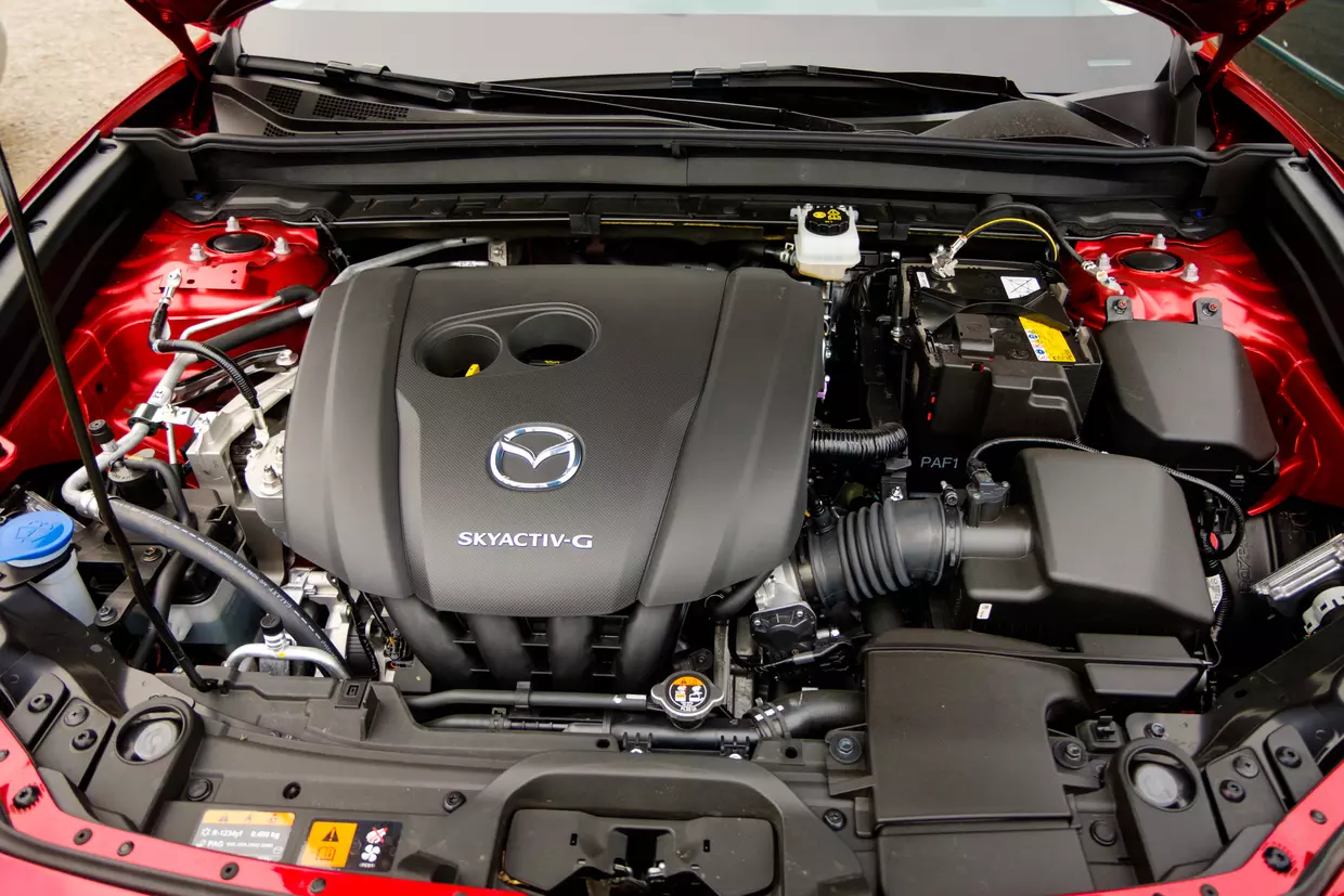 Voitures essence Mazda fiables en 2026 sont particulièrement appréciées pour leurs moteurs atmosphériques Skyactiv-G, réputés pour leur simplicité, leur fiabilité et leur faible coût d’entretien. Contrairement à de nombreux constructeurs, Mazda a longtemps privilégié des moteurs essence sans turbo, ce qui limite les contraintes mécaniques et les risques de panne. Les blocs 1.5 et 2.0 Skyactiv-G sont souvent cités parmi les moteurs les plus fiables du marché, capables de parcourir de longues distances sans problème majeur. En usage urbain ou mixte, ces moteurs offrent une bonne consommation et une conduite agréable. Les modèles comme Mazda 2, Mazda 3 ou CX-5 sont particulièrement recherchés en occasion pour leur fiabilité et leur qualité de fabrication. Cependant, comme tout véhicule, une Mazda peut rencontrer des problèmes avec le temps : moteur HS, boîte HS, panne électronique ou usure mécanique. Lorsque le véhicule devient trop coûteux à entretenir ou difficile à revendre, la reprise devient une solution logique. Delivauto propose un service de reprise voiture Mazda essence, même en panne, accidentée, non roulante ou sans contrôle technique. Toutes marques et modèles sont acceptés. Le service est disponible partout en France, notamment à Paris, Lyon, Marseille, Toulouse, Bordeaux ou Strasbourg. L’estimation est rapide, avec une offre de rachat et un enlèvement à domicile. Vendre votre Mazda devient ainsi simple, rapide et sécurisé.