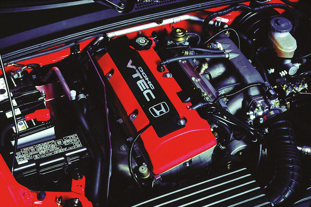 Voitures essence Honda fiables en 2026 font partie des modèles les plus recherchés sur le marché de l’occasion grâce à leur réputation de robustesse et de longévité. Les moteurs Honda, notamment les blocs i-VTEC, sont connus pour leur simplicité mécanique, leur capacité à monter haut en régime et leur fiabilité sur le long terme. Ces moteurs sont souvent moins complexes que certains moteurs turbo modernes, ce qui limite les risques de panne et réduit les coûts d’entretien. En usage urbain ou mixte, les voitures Honda essence offrent une bonne consommation, une conduite agréable et une excellente durabilité. Les modèles comme la Honda Civic restent des références en matière de fiabilité. Cependant, même une voiture fiable peut devenir coûteuse avec le temps, surtout en cas de fort kilométrage ou d’entretien insuffisant. Les problèmes peuvent inclure moteur HS, boîte HS, panne électronique ou usure générale. Dans ces situations, la revente devient souvent nécessaire. Delivauto propose une solution simple avec la reprise voiture Honda essence, même en panne, accidentée, non roulante ou sans contrôle technique. Le service couvre toute la France, notamment Paris, Lyon, Marseille, Toulouse, Bordeaux ou Nice. L’estimation se fait en ligne en quelques minutes, suivie d’une offre de rachat rapide et d’un enlèvement à domicile. Vendre votre voiture Honda devient ainsi rapide et sans contraintes, même lorsque le véhicule n’est plus en parfait état.