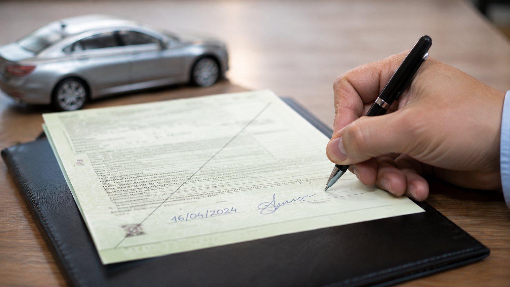Carte grise bloquée ou dossier incomplet peut rendre la vente d’une voiture beaucoup plus compliquée que prévu. Un véhicule d’occasion peut être difficile à céder lorsque les documents ne sont pas parfaitement à jour, lorsque la carte grise n’est pas au bon nom, lorsque le certificat de cession précédent manque, lorsque le contrôle technique pose problème ou lorsque la situation administrative n’est pas claire. Certains propriétaires se retrouvent avec une voiture impossible à immatriculer rapidement, une demande ANTS en attente, une erreur dans les informations, un changement de titulaire bloqué, une carte grise perdue, un véhicule importé avec documents manquants ou une succession automobile mal finalisée. Dans ces situations, vendre la voiture à un particulier devient souvent difficile. L’acheteur veut être rassuré, le vendeur doit expliquer chaque détail, et le moindre doute peut faire échouer la transaction. Le problème devient encore plus lourd si le véhicule est en panne, accidenté, non roulant, moteur HS, boîte HS, sans contrôle technique, fortement kilométré ou immobilisé depuis longtemps. Au lieu de laisser la voiture prendre la poussière dans un garage, sur un parking ou devant la maison, Delivauto propose une solution de reprise adaptée à l’état réel du véhicule. Le service permet de vendre une voiture d’occasion même lorsque les démarches administratives sont compliquées, à condition que la situation puisse être étudiée et clarifiée. Delivauto accompagne le rachat voiture, la reprise véhicule, la vente voiture en panne, la reprise voiture accidentée, la reprise voiture moteur HS, la reprise voiture sans CT, la reprise voiture non roulante et la reprise voiture pour pièces partout en France. L’objectif est simple : éviter les annonces interminables, les acheteurs hésitants, les déplacements inutiles et les négociations stressantes. Delivauto intervient à Paris, Lyon, Marseille, Toulouse, Bordeaux, Lille, Nice, Strasbourg, Montpellier, Nantes, Rennes, Grenoble, Annecy, Toulon, Rouen et dans toutes les régions françaises. Estimation rapide, offre de rachat, organisation de la reprise et enlèvement possible permettent de transformer un dossier compliqué en solution plus claire.