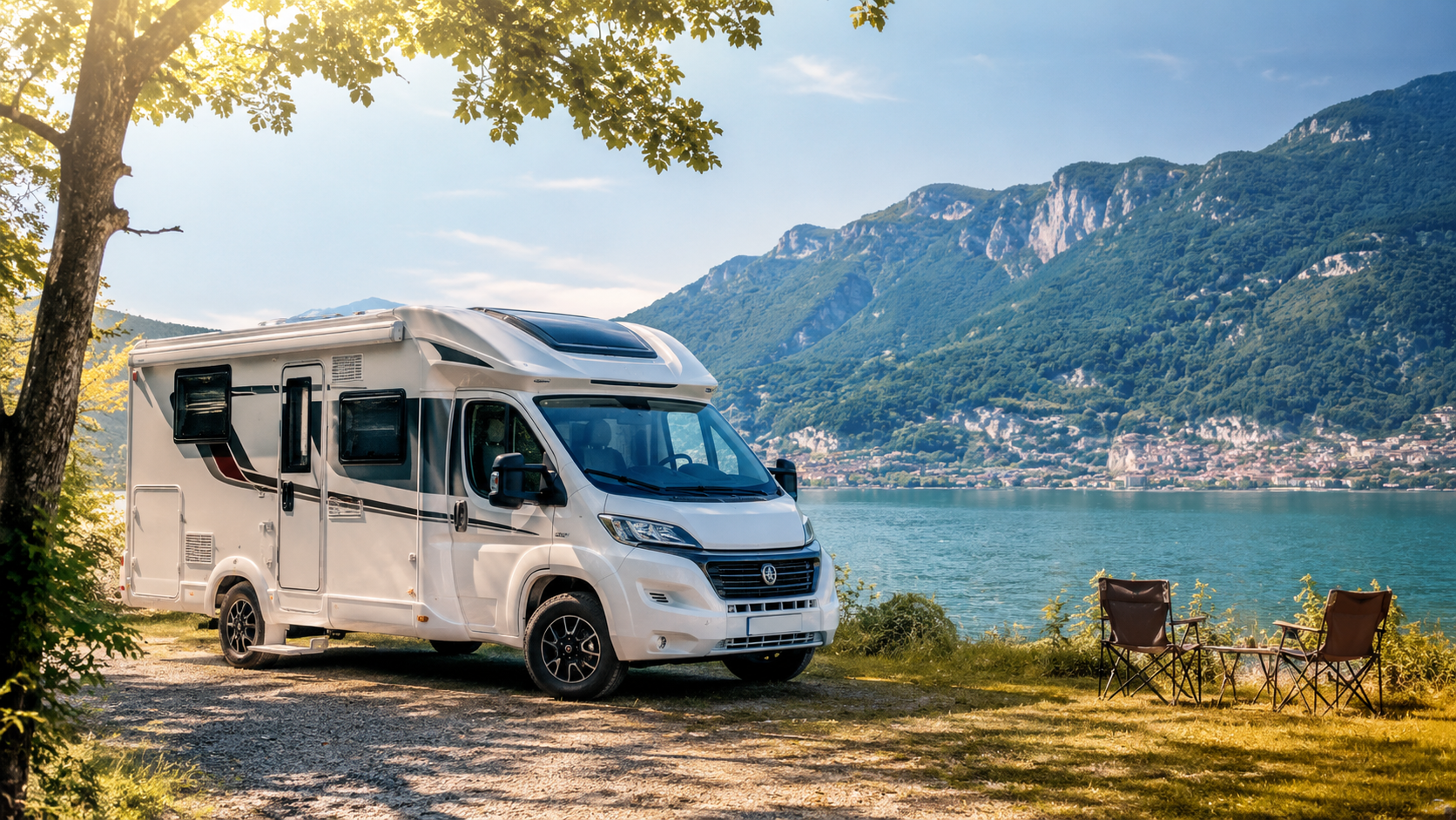 Camping-car stationné face à un lac avec vue sur les montagnes, illustrant la liberté de voyager en véhicule de loisirs et de choisir ses étapes selon ses envies.