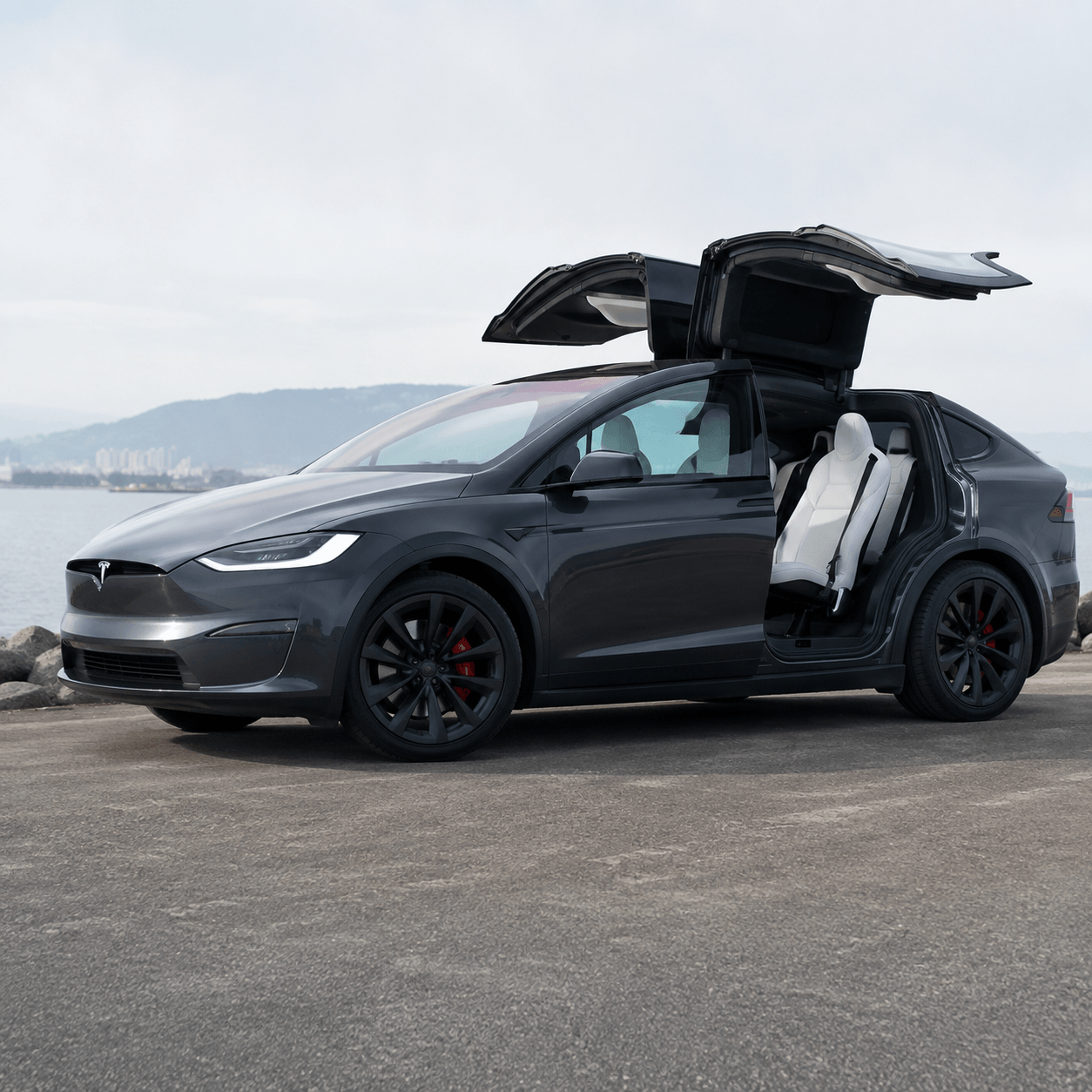 Reprise Tesla Model X avec Delivauto pour connaître la valeur réelle de votre SUV électrique premium avant de le vendre. La Tesla Model X est un véhicule particulier sur le marché de l’occasion : grand gabarit, motorisation électrique, portes Falcon, intérieur familial, performances élevées et technologie embarquée. Son estimation ne doit donc pas se limiter à une cote automatique ou à une simple comparaison d’annonces. Pour fixer un prix cohérent, il faut regarder la version, l’année, le kilométrage, l’autonomie réelle, l’état de la batterie haute tension, la garantie restante, les options, l’historique, la carrosserie, l’intérieur, les pneus, les jantes, les suspensions, les freins et les éventuels frais à prévoir.
Une Tesla Model X Grande Autonomie, Performance, Plaid ou une ancienne version bien équipée ne se valorise pas de la même manière. Une Model X propre, roulante, bien entretenue, avec une batterie saine, une bonne autonomie, un habitacle soigné, des portes fonctionnelles et un historique clair peut conserver une valeur intéressante. À l’inverse, une Tesla Model X fortement kilométrée, accidentée, immobilisée, avec batterie fatiguée, défaut de charge, problème électronique, écran défectueux, portes Falcon capricieuses, suspension pneumatique fatiguée, carrosserie marquée, jantes abîmées ou réparations coûteuses doit être estimée avec prudence.
Vendre une Tesla Model X entre particuliers peut demander du temps, car les acheteurs sont souvent très attentifs aux détails. Ils comparent la version exacte, l’autonomie, la garantie batterie, le kilométrage, l’état des portes, les équipements, les sièges, les consommables, les éventuels sinistres, les frais récents et la cohérence du prix avec le marché. Une Model X peut séduire une famille ou un conducteur recherchant un SUV électrique haut de gamme, mais elle peut aussi être plus difficile à vendre si elle cumule défauts électroniques, gros kilométrage ou frais importants.
Delivauto peut étudier la reprise d’une Tesla Model X d’occasion partout en France, qu’elle soit roulante, accidentée, immobilisée, avec problème de batterie, défaut de charge, panne électronique, carrosserie endommagée ou frais à prévoir selon le dossier. Le propriétaire transmet les informations principales : version, année, kilométrage, autonomie estimée, état général, photos, défauts connus, historique, garantie et localisation. Delivauto analyse ensuite le véhicule pour proposer une estimation rapide et une offre de rachat si la reprise est possible. Avec Delivauto, vendre une Tesla Model X devient plus simple, plus clair et mieux adapté à sa valeur réelle.
